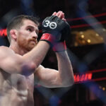Macau, Čína -23. november: Deivon Figueiredo z Brazílie stojí vo svojom rohu pred bojovým bojom proti Ruskovi Petre Yanovi počas bojovej bitky UFC v Galaxy Arena 23. novembra 2024 v Macau v Číne. (Foto: Jeff Bottari/Zuffa LLC)