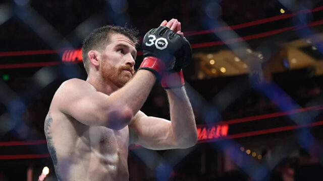 Macau, Čína -23. november: Deivon Figueiredo z Brazílie stojí vo svojom rohu pred bojovým bojom proti Ruskovi Petre Yanovi počas bojovej bitky UFC v Galaxy Arena 23. novembra 2024 v Macau v Číne. (Foto: Jeff Bottari/Zuffa LLC)
