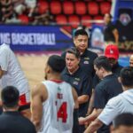 BARANGAY Ženeva tréner, Tim Cone, tiež tréner Gilas Pilipinas, počas hry filipínskeho pohára PBA.