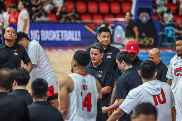 BARANGAY Ženeva tréner, Tim Cone, tiež tréner Gilas Pilipinas, počas hry filipínskeho pohára PBA.
