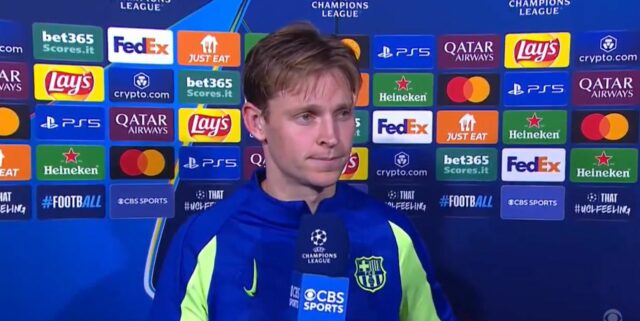 Frenkie de Jong na podlahe po zápase.
