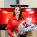 Vanie Gandler počas podpisovej zmluvy s Spikers Cignal HD Spikers pred novou konferenciou PVL.