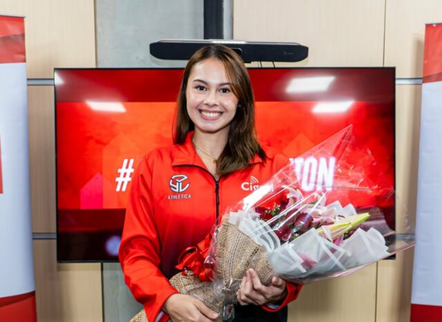 Vanie Gandler počas podpisovej zmluvy s Spikers Cignal HD Spikers pred novou konferenciou PVL.