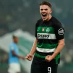 Vedúci Barcelony Deco hovorí s Viktor Gyökeres Connections