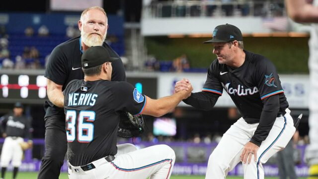 Vírusový moment MLB: Marlins 'Matt Mervis je zasiahnutý loptou na nešťastnom mieste

