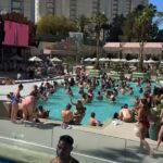 Largie Ramazani zdieľa tím Leeds v Las Vegas, ktorý ukázal tím Leeds