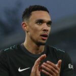 `` Vous ne marcherez jamais seul, ils ont dit '' - Les fans de Liverpool ont critiqué Trent Alexander-Arnold Hate