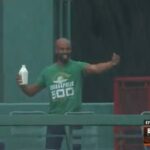 Jeden ventilátor Boston Red Sox sa v sobotu stal vírusom, aby vrhol pohár