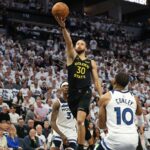 Warriors 'Stephen Curry (Hive) vychádza z hry 1 proti Wolvesom