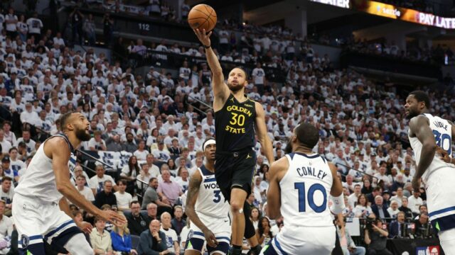 Warriors 'Stephen Curry (Hive) vychádza z hry 1 proti Wolvesom

