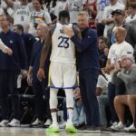 Golden State Warriors, Steve Kerr, prijal Draymond Green (23), keď opustil hru počas poslednej minúty 5 sérií play -off v druhom kole basketbalu NBA proti Minnesote Timberwolves, stredu 14. mája, 14. mája,