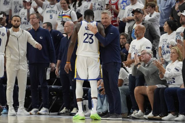 Golden State Warriors, Steve Kerr, prijal Draymond Green (23), keď opustil hru počas poslednej minúty 5 sérií play -off v druhom kole basketbalu NBA proti Minnesote Timberwolves, stredu 14. mája, 14. mája,