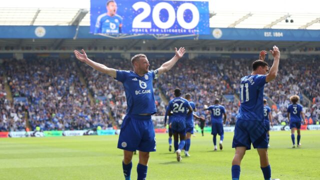 Watch - Jamie Vardy skóruje cieľ vo svojej poslednej hre pre Leicester

