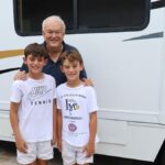 Wellington Twins hrajúce tenis, dedko, ktorý jazdí RV do cross-country Trek