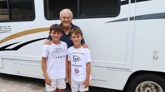 Wellington Twins hrajúce tenis, dedko, ktorý jazdí RV do cross-country Trek

