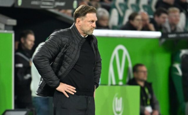Wolfsburg Sack Ralph Hasenhuett po Borussii Dortmund.

