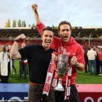 Wrexham oslavuje spoločných majiteľov Roba McElhenneyho a Ryana Reynoldsa, Trophy League One