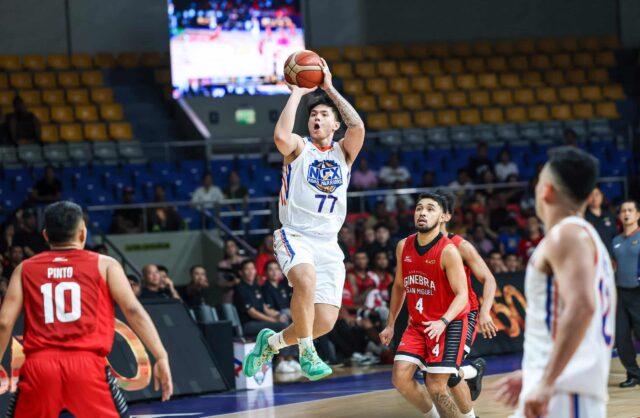 Xyrus Torres od Nlex Road Warriors počas zápasu filipínskeho pohára PBA proti Barangay Genev Gin Kings.