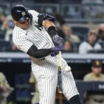 Yankees -Fan ukradne Aaronovu sudcu domácu loptu pred tým, ako sa vráti