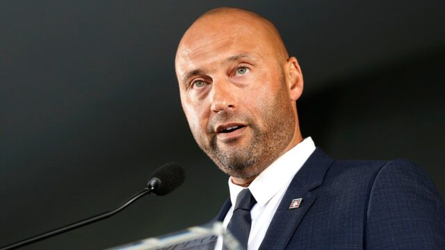 Yankees Great Derek Jeter hovorí so študentmi z University of Michigan

