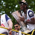 Yves Bissouma predstavuje skutočné farby s Tottenhamom, s neposlušným arzenálom počas trofejovej prehliadky
