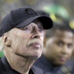 Zakladateľ Nike Phil Knight hovorí, že nepredáva ponuku na kúpu Portland Trail Blazers