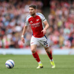 Londýn, Anglicko - 12. apríla: Jorginho z Arsenalu podporuje Simon Murphy, Physical of Arsenal, v londýnskych zajatci je premiérom FC Rovnako 12. 2025 v Londýne v Anglicku. (Foto: Alex Pantling / Getty Images)