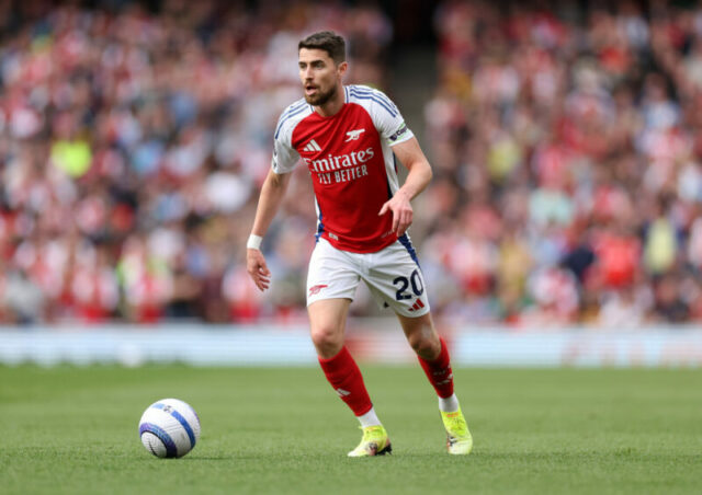 Londýn, Anglicko - 12. apríla: Jorginho z Arsenalu podporuje Simon Murphy, Physical of Arsenal, v londýnskych zajatci je premiérom FC Rovnako 12. 2025 v Londýne v Anglicku. (Foto: Alex Pantling / Getty Images)