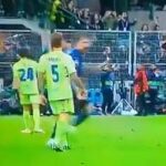 Po vete Inter Milána sa zdalo, že Inigo Martinez (žltá a zelená súprava) pľula Francesca Aherbi