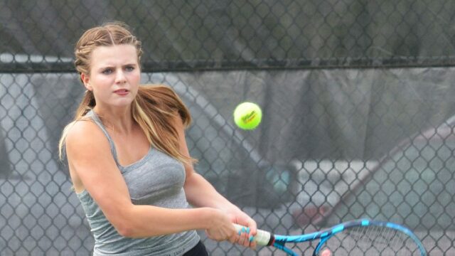 Zeeland West Tennis Emily Haskill mení svoju hru pri každom zápase

