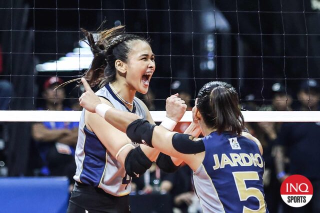 Bella Belen Lady Bulldogs počas hry ženskej volejbalovej sezóny UAAP 87 proti La Salle Lady Spikers.