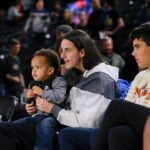 Zložte WNBA -Star Caitlin Clark, ktorý si všimol batoľa cez arénu