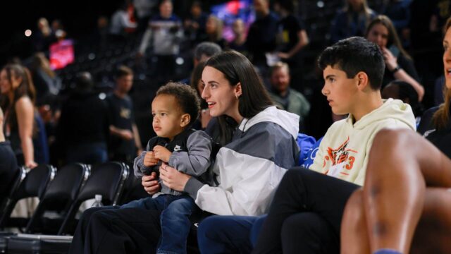 Zložte WNBA -Star Caitlin Clark, ktorý si všimol batoľa cez arénu

