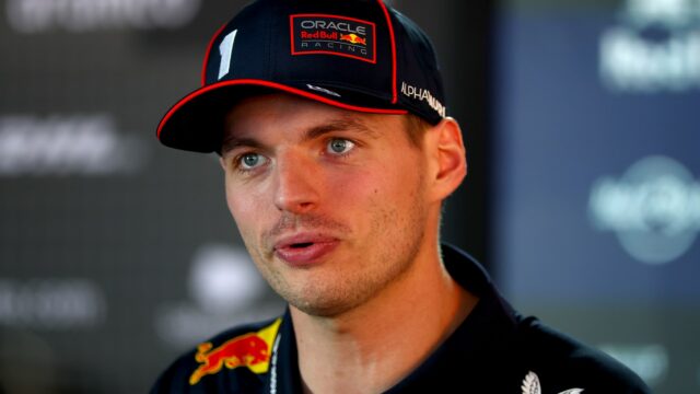 Aj keď v nedeľu nemôže vyhrať, Verstappen sa môže z futbalových dôvodov usmievať