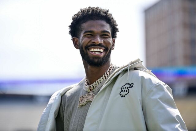 „Čas na prácu“: Shedeur Sanders odošle správu fanúšikom Browns, ktorí zdieľajú svoju počiatočnú kartu 


