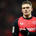 Wirtz a Tella (vľavo) s spoluhráčmi Leverkusen Jeremie Freempong a Amin Adli