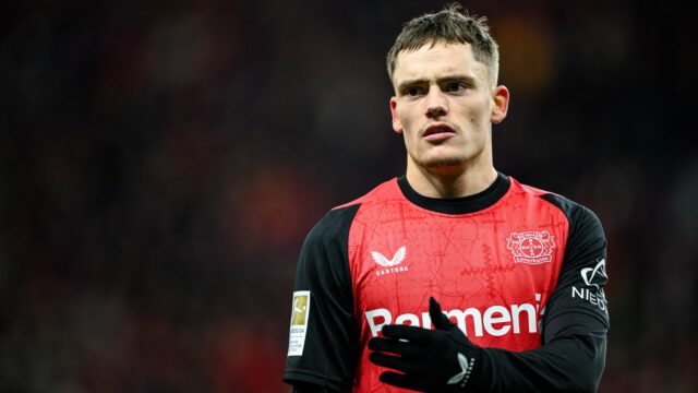 Wirtz a Tella (vľavo) s spoluhráčmi Leverkusen Jeremie Freempong a Amin Adli