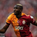 Manchester United sa hovorí, že predstavuje výmennú dohodu Victora Osimhena s Neapolom (na obrázku v tejto sezóne na pôžičke Galatasaray)