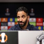 „Na ceste“ - Osoba Utd s loptovým kopom ako prevod „všetko, čo je vyrobené“ | Futbalový šport