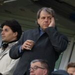 Londýn, Anglicko - 18. apríla: CO -kontrolný majiteľ a prezident Chelsea FC TODD Boehly pred štvrťfinále Ligy majstrov UEFA, ktorý je štvrťfinále Ligy majstrov UEFA, ďalší zápas medzi Chelsea FC a Real Madrid na Stamford Bridge 18. apríla 2023 v Londýne v Anglicku. (Fotka obrázkov Visionhaus/Getty)