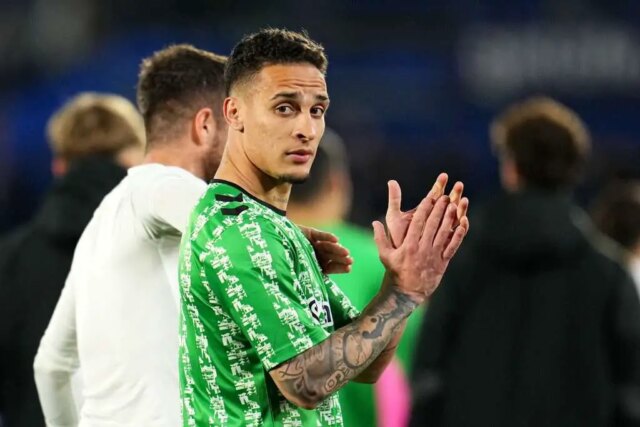 „The Goat“ - Real Betis používa Antonyho štatistiku na zábavu s Real Madrid Vinícius Jr.

