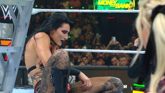3 Vysvetlenie pre Rhea Ripley, ktorá sa nestane WWE SRA. Peniaze na lavičke


