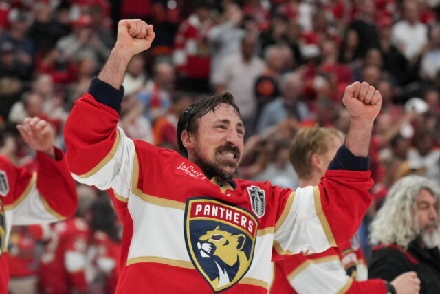 3 hráči Florida Panthers sa nemusia vrátiť budúcu sezónu napriek tomu, že si nárokovali druhý titul Stanley FT Cup. Brad Marchand

