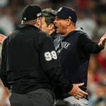 Aaron Boone z Yankees hodí žuvačku v hneve o kontroverznom chybovom volaní lopty