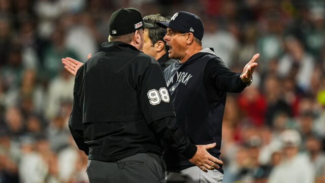 Aaron Boone z Yankees hodí žuvačku v hneve o kontroverznom chybovom volaní lopty

