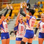 Ženy Pilipinas držia bod počas semifinále pohára národov AVC proti čínskym Taipei. Filipínsky postúpil do finále.