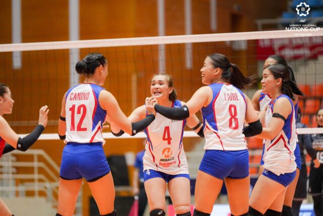 Ženy Pilipinas držia bod počas semifinále pohára národov AVC proti čínskym Taipei. Filipínsky postúpil do finále.