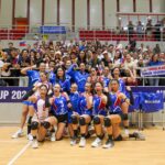 Hráč Pilipinas Alas oslavuje s fanúšikmi po zapečatení semifinále Bagy v pohári AVC Nations Cup.
