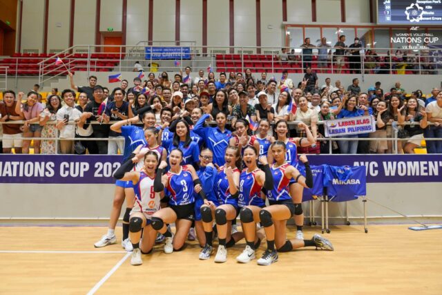 Hráč Pilipinas Alas oslavuje s fanúšikmi po zapečatení semifinále Bagy v pohári AVC Nations Cup.