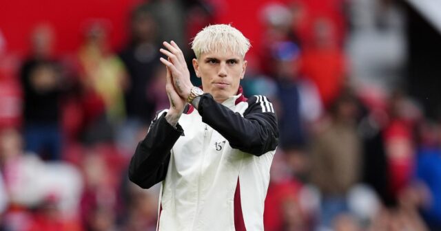 Alejandro Garnacho opúšťa fanúšikov muža utd vzdychajúcich gestom Marcusa Rashforda

